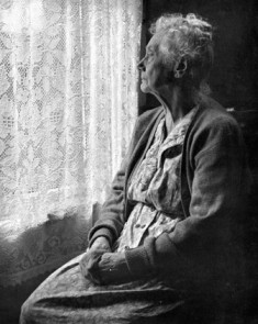 Elderly_Woman_,_B&W_image_by_Chalmers_Butterfield.jpg